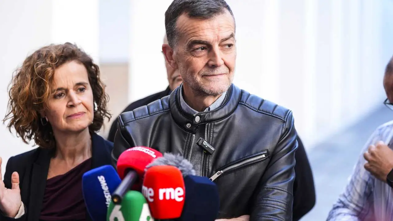 El coordinador federal de IU y candidato de Por Andaluc&iacute;a a la Presidencia de la Junta, Antonio Ma&iacute;llo, atiende a los medios de comunicaci&oacute;n  en el Parlamento de Andaluc&iacute;a, a 17 de marzo de 2026 en Sevilla (Andaluc&iacute;a, Espa&ntilde;a). 