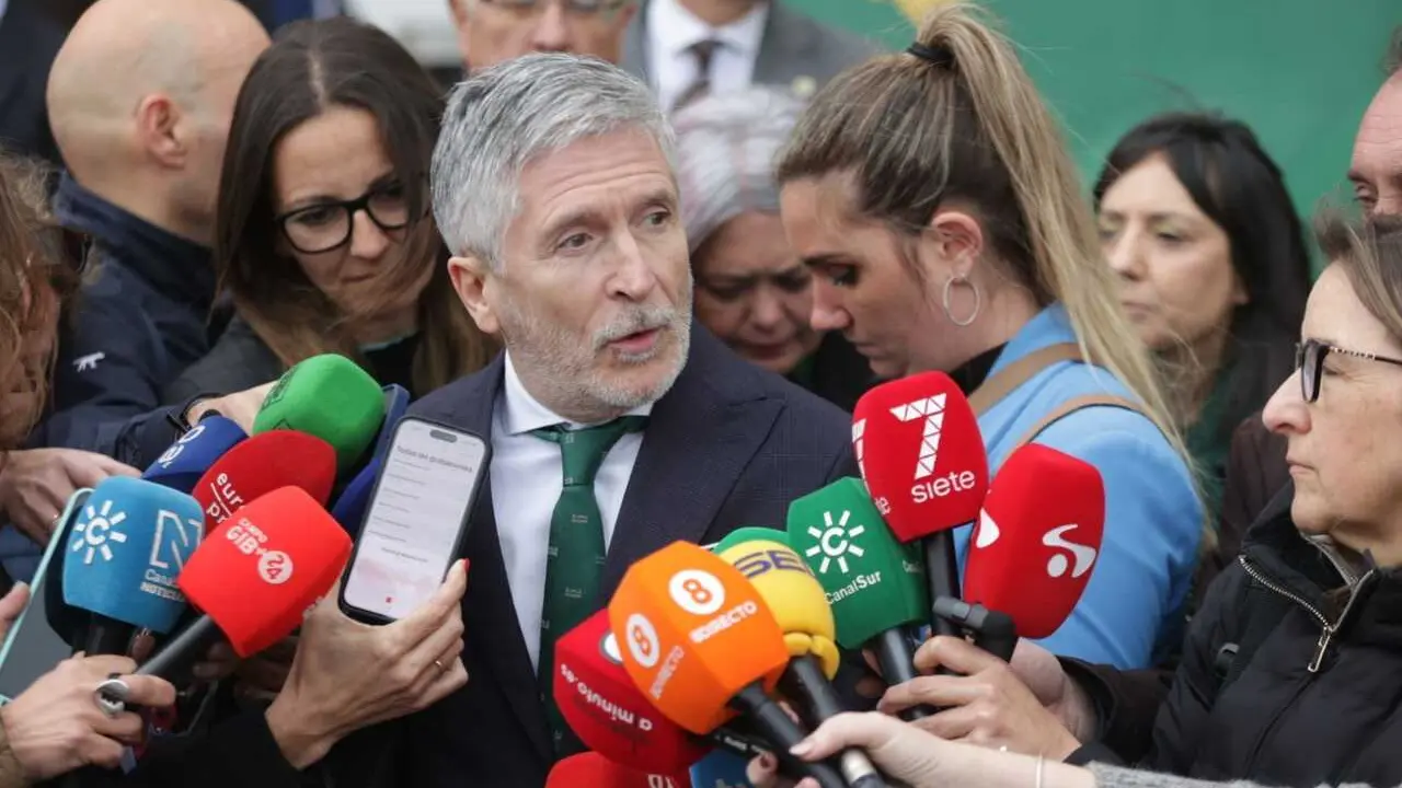 El ministro del Interior, Fernando Grande-Marlaska, atiende a los medios en Algeciras (C&aacute;diz).