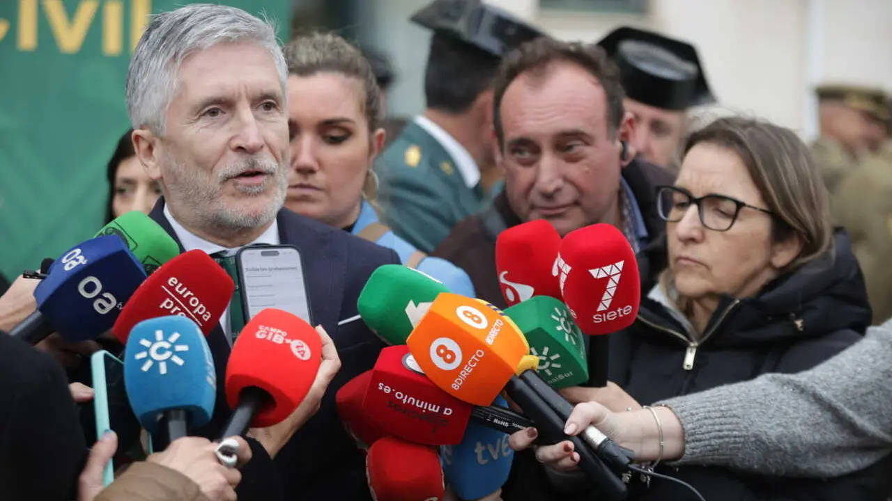 El ministro del Interior,&nbsp;Fernando Grande-Marlaska, atiende a los periodistas antes de presidir en&nbsp;Algeciras el acto oficial de toma de posesi&oacute;n del nuevo jefe de la Comandancia de la Guardia Civil.