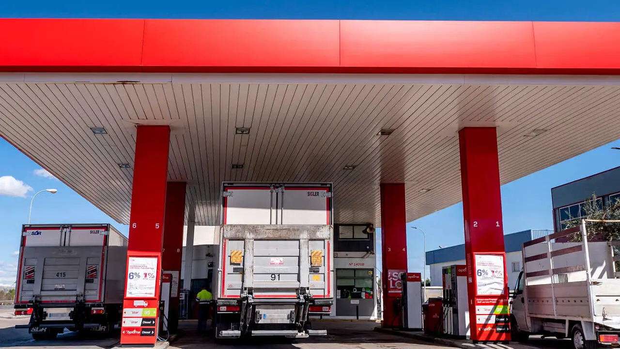 Archivo - Un cami&oacute;n reposta en una gasolinera