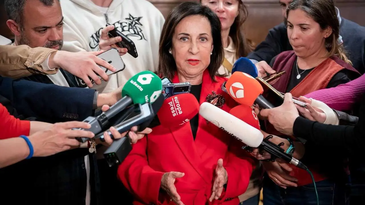 La ministra de Defensa, Margarita Robles, atiende a los medios tras la entrega del premio 'Soldado Idoia Rodr&iacute;guez'