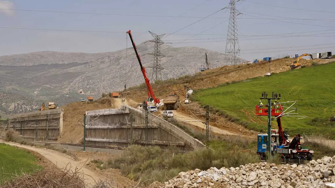 Imagen de las obras de emergencias sobre el talud que se vio afectado por el temporal a su paso por &Aacute;lora (M&aacute;laga) y que mantiene sin servicio directo la conexi&oacute;n del AVE Madrid-M&aacute;laga. A fecha de 19 de marzo de 2026.