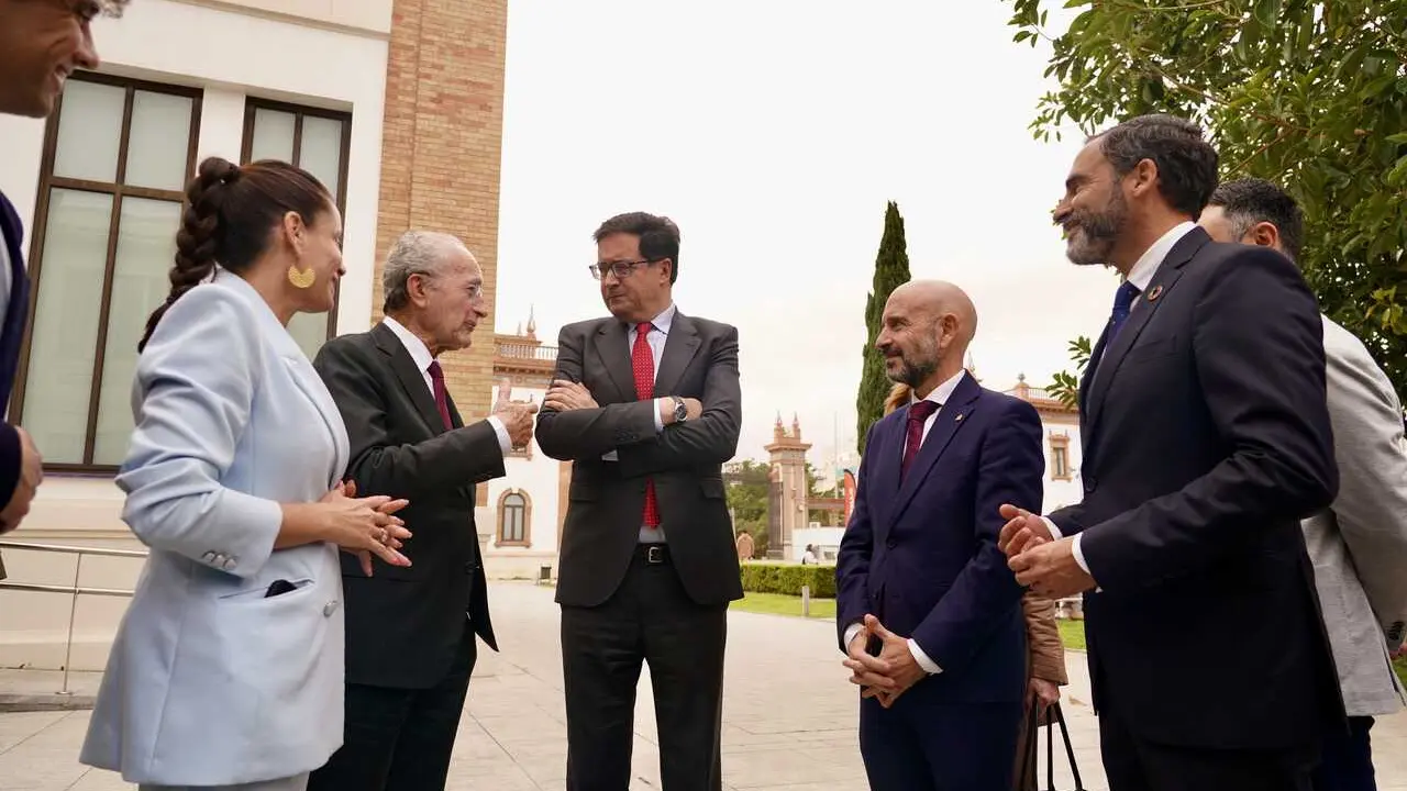 El ministro para la Transformaci&oacute;n Digital y de la Funci&oacute;n P&uacute;blica, &Oacute;scar L&oacute;pez (c), junto al alcalde de M&aacute;laga, Francisco de la Torre (2i), durante la presentaci&oacute;n del proyecto Centesimal.