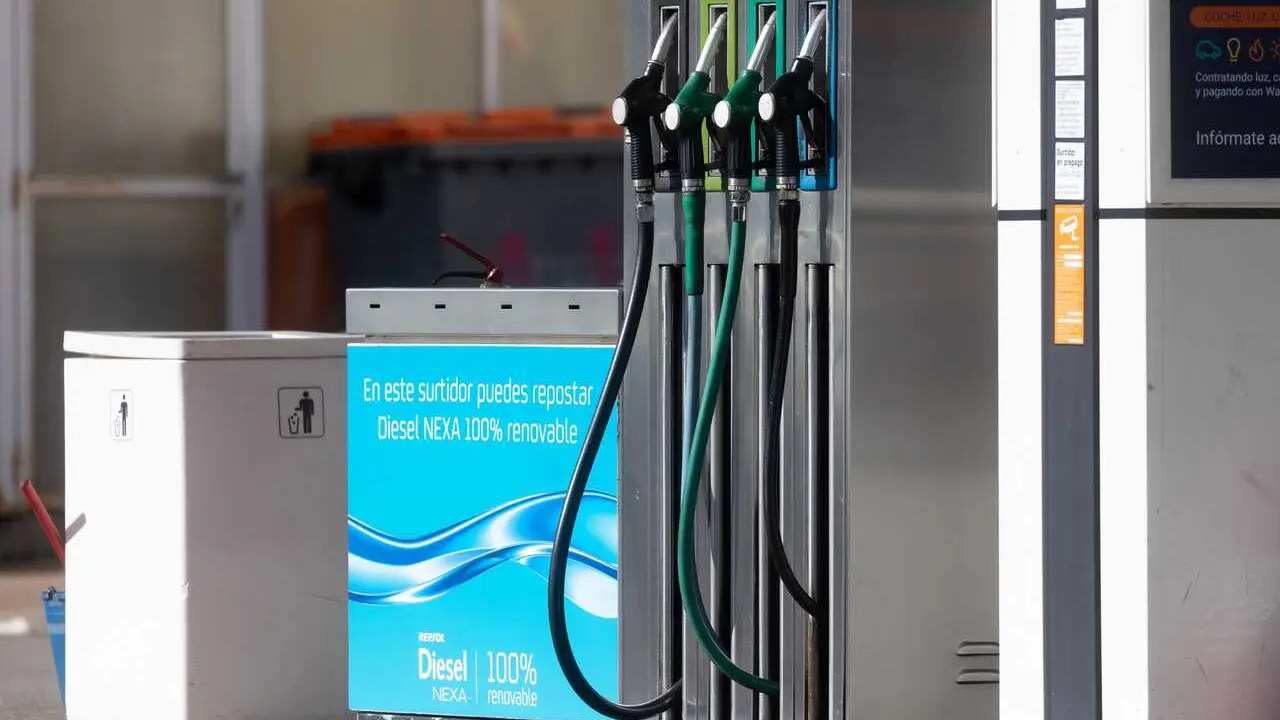 Archivo - Exterior de una gasolinera, a 28 de octubre de 2024, en Madrid (Espa&ntilde;a).