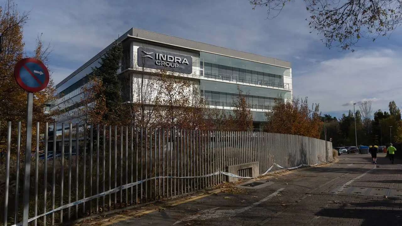Archivo - Fachada de la sede de Indra, a 25 de noviembre de 2025, en Alcobendas, Madrid (Espa&ntilde;a).