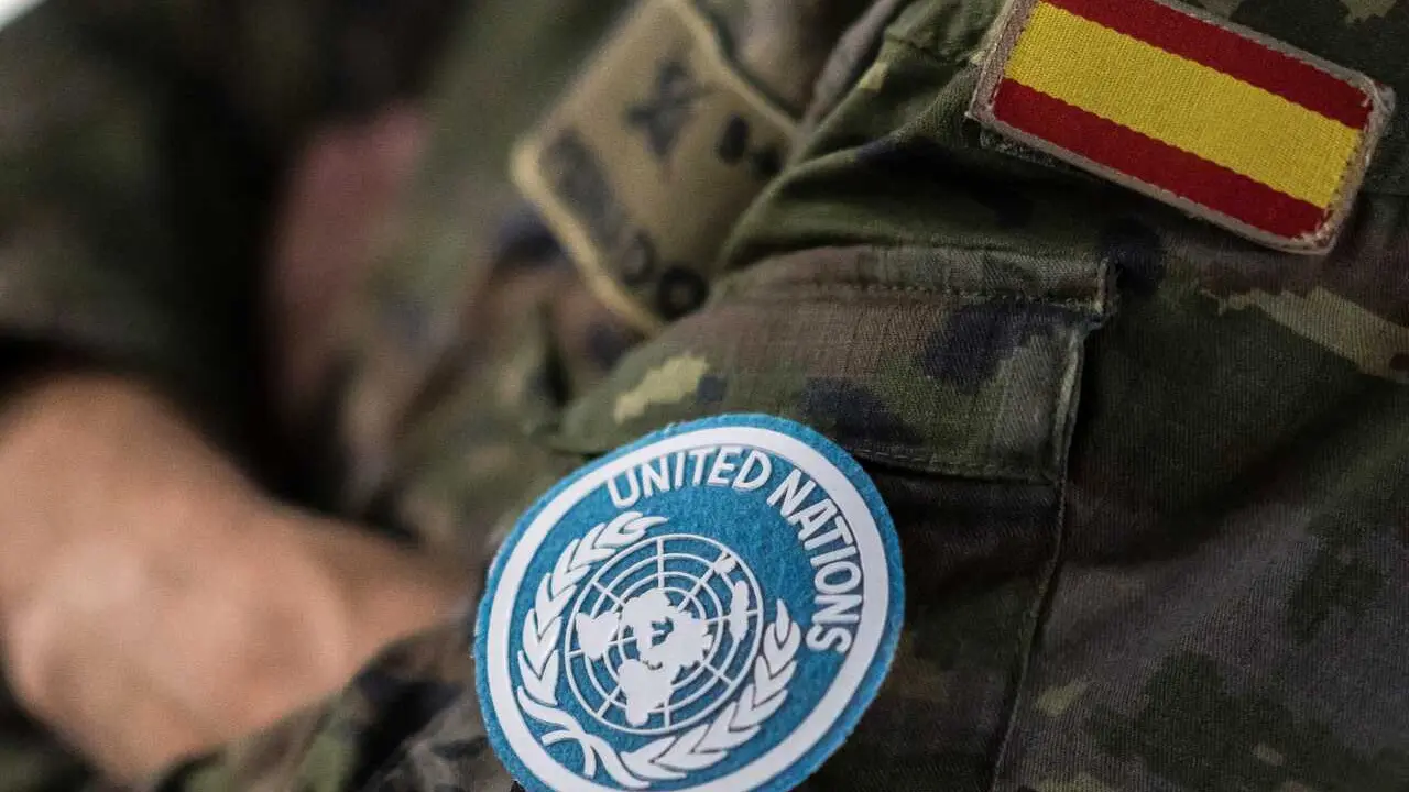 Archivo - Detalle del uniforme de uno de los militares que componen la segunda rotaci&oacute;n de la Brigada L&iacute;bano XLII (BRILIB XLII), en la Base A&eacute;rea de Torrej&oacute;n, a 17 de noviembre de 2024, en Torrej&oacute;n de Ardoz, Madrid (Espa&ntilde;a). 