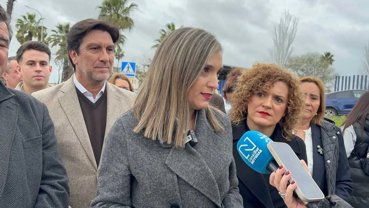 La vicesecretaria general del PSOE-A, Mar&iacute;a M&aacute;rquez, atiende a los medios en Huelva.