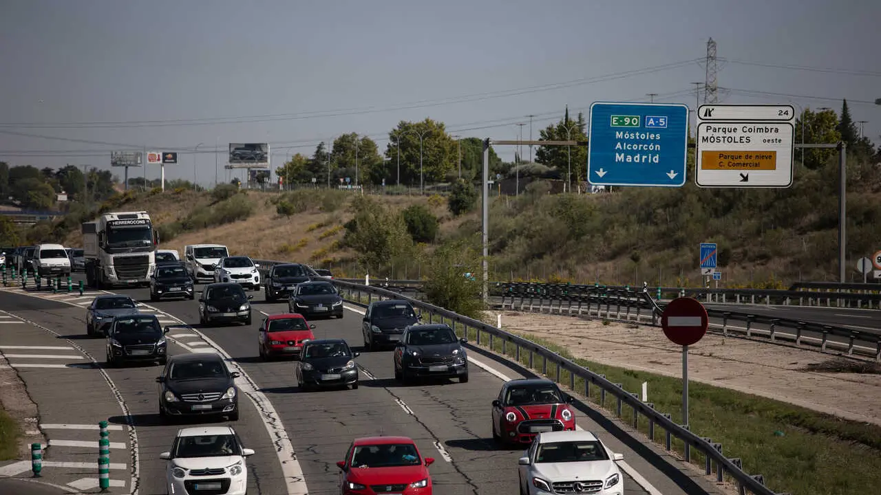 Archivo - Atasco en la autov&iacute;a A5, en el inicio del Puente del Pilar, a 11 de octubre de 2023, en Madrid (Espa&ntilde;a). La Direcci&oacute;n General de Tr&aacute;fico (DGT) prev&eacute; 7.450.000 desplazamientos de largo recorrido durante los pr&oacute;ximos cinco d&iacute;as del Puente del Pila