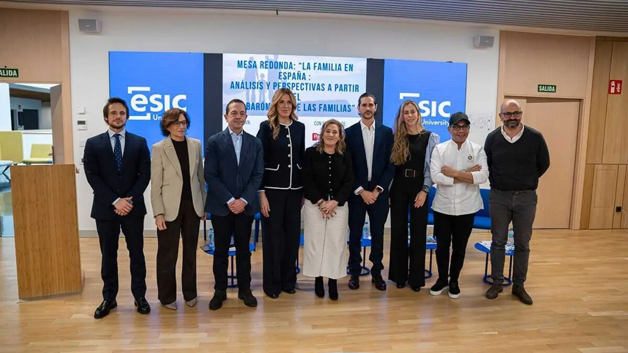 Mesa redonda 'La familia en Espa&ntilde;a: an&aacute;lisis y perspectivas a partir del XV Bar&oacute;metro de las familias'
