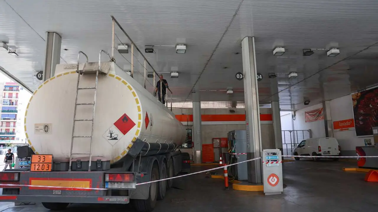 Archivo - Un cami&oacute;n cisterna rellena el combustible de los dep&oacute;sitos de una gasolinera de Sevilla