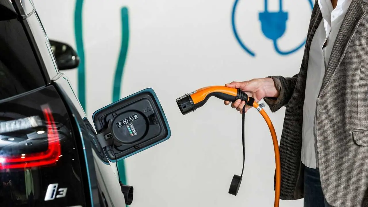 Archivo - El Gobierno aprueba la deducci&oacute;n del 15% en la compra de electrificados y puntos de recarga