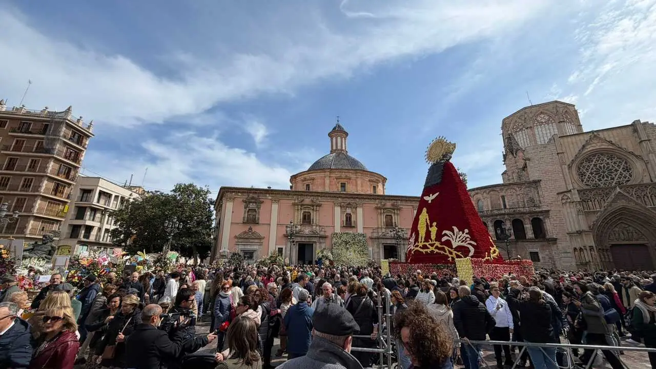 La Plaza de la Virgen de Val&egrave;ncia llena para ver las flores tras la Ofrena a la Mare de D&eacute;u