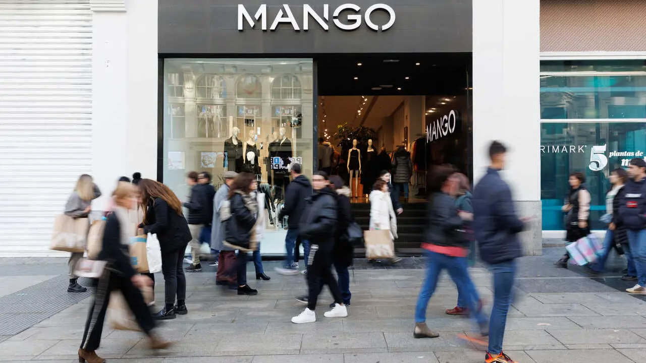 Archivo - Varias personas caminan frente a una tienda de Mango, a 3 de enero de 2023, en Madrid (Espa&ntilde;a).