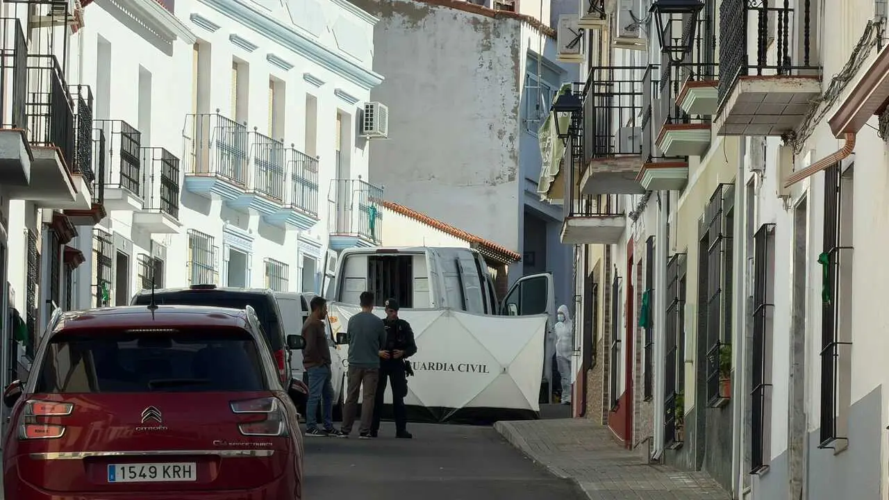 Los hijos de Francisca Cadenas hablan con un agente de la Guardia Civil