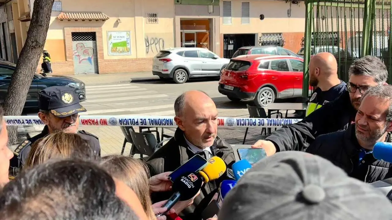 El delegado del Gobierno en Arag&oacute;n, Fernando Beltr&aacute;n, atiende a los medios de comunicaci&oacute;n en las inmediaciones donde se ha producido el crimen del barrio de Las Fuentes en el que una mujer ha sido asesinada por un hombre que luego se ha suicidado.