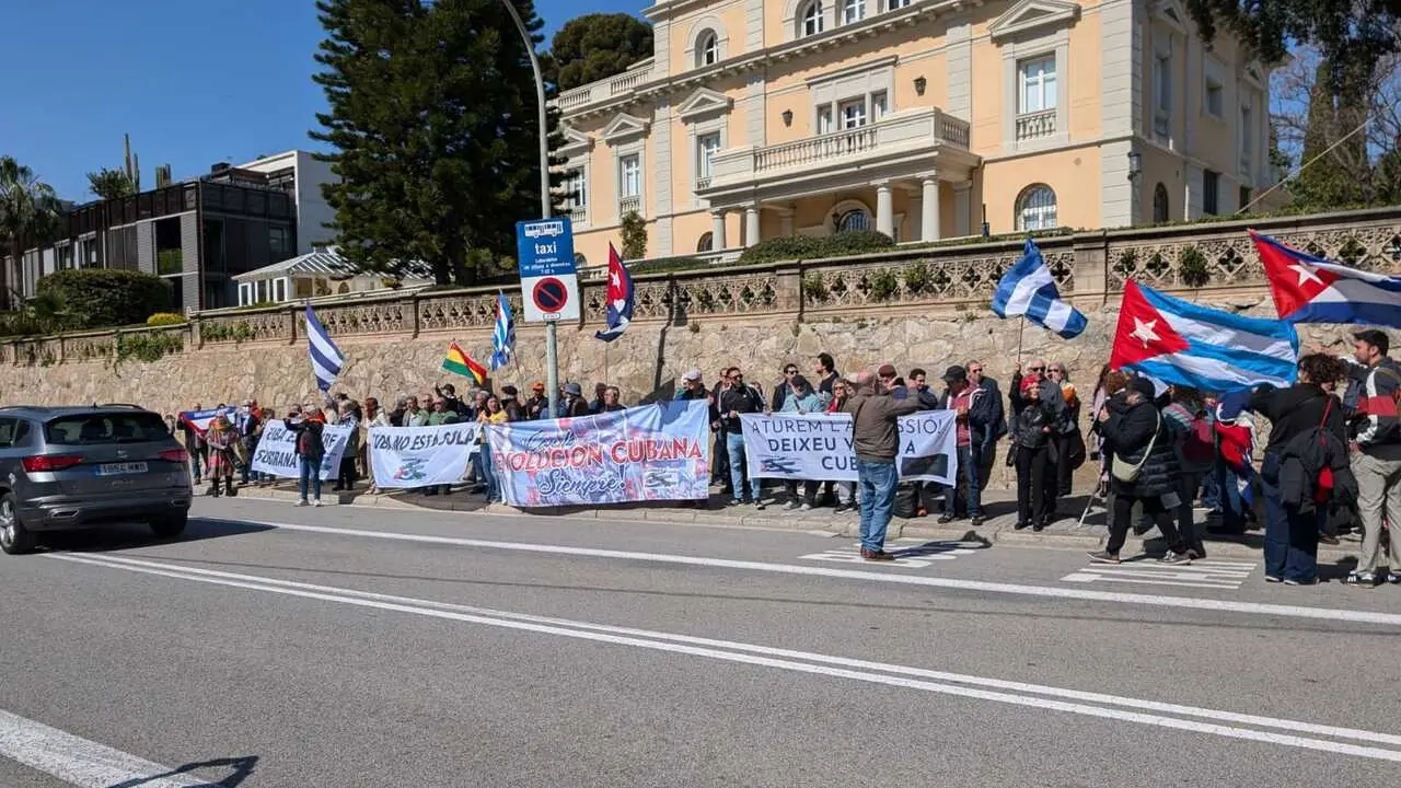 Concentraci&oacute;n en el consolado de EEUU de Barcelona para protestar en contra del bloqueo en Cuba