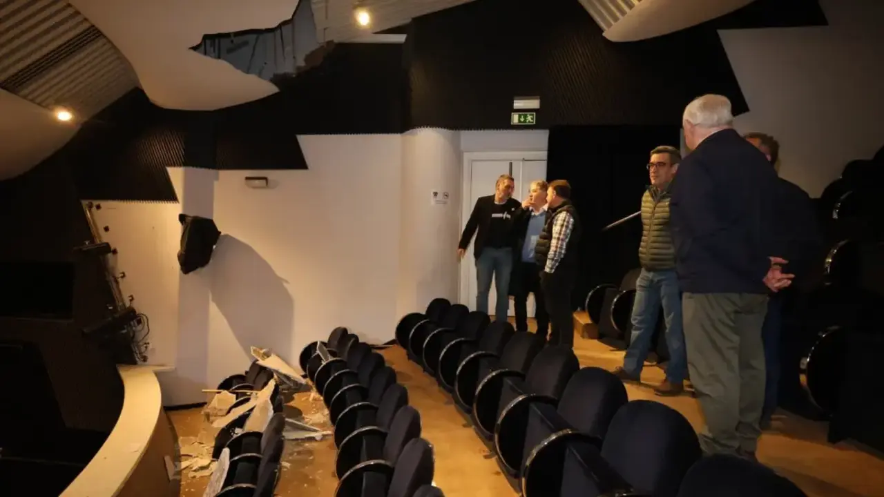 El alcalde de Pontevedra y t&eacute;cnicos municipales visitan la zona afectada por el desprendimiento del falso techo.