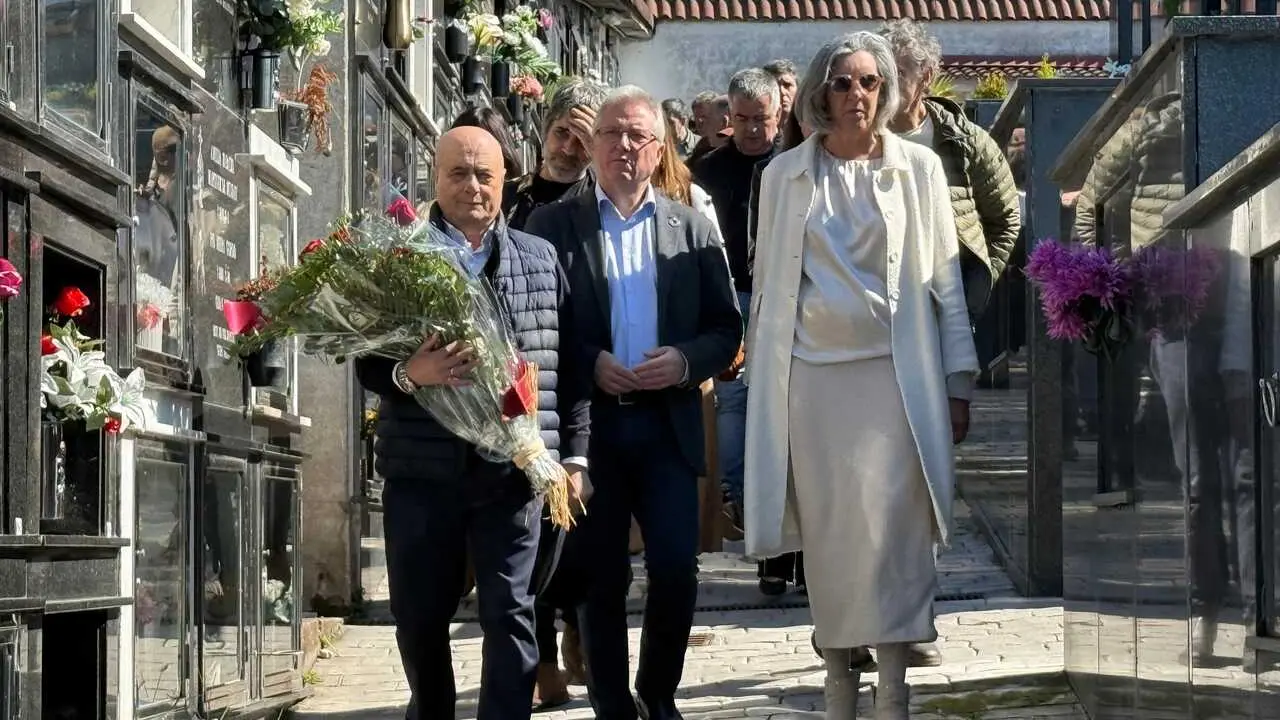 Ofrenda floral en Orio (Gipuzkoa) en recuerdo de Juan Priede, edil socialista asesinado por ETA hace 24 a&ntilde;os