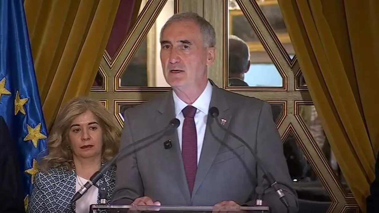 El presidente del Grupo de Ciudades Patrimonio de la Humanidad de Espa&ntilde;a, y alcalde de Segovia, Jos&eacute; Mazar&iacute;as, en rueda de prensa tras la asamblea que el grupo ha celebrado en C&aacute;ceres, a 21 de marzo de 2026.