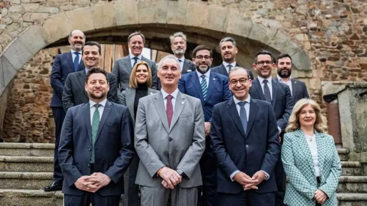 Alcaldes de municipios que componen el Grupo de Ciudades espa&ntilde;olas de Patrimonio de la Humanidad posan con motivo de la asamblea que la organizaci&oacute;n ha celebrado en C&aacute;ceres, a 21 de marzo de 2026.