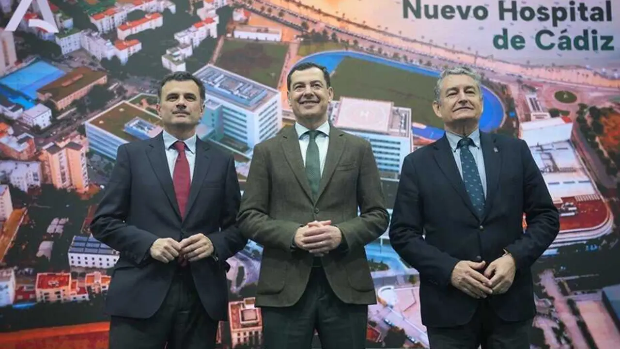 De izquierda a derecha, el alcalde de C&aacute;diz, Bruno Garc&iacute;a; el presidente de la Junta de Andaluc&iacute;a, Juanma Moreno, y el consejero de Sanidad, Presidencia y Emergencias, Antonio Sanz, durante el acto de presentaci&oacute;n del nuevo Hospital de C&aacute;diz.