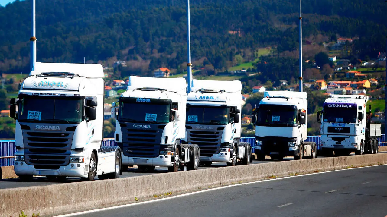 Archivo - Varios camiones en una marcha a la entrada de Ferrol, durante el d&eacute;cimo d&iacute;a de paro nacional de transportistas, a 23 de marzo de 2022, en Ferrol, A Coru&ntilde;a, Galicia (Espa&ntilde;a).
