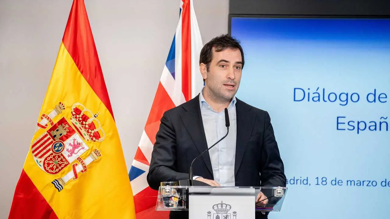 El ministro de Econom&iacute;a, Comercio y Empresa, Carlos Cuerpo,  atiende a los medios de comunicaci&oacute;n en el Ministerio de Econom&iacute;a, a 18 de marzo de 2026, en Madrid (Espa&ntilde;a). La reuni&oacute;n se inscribe en el primer Di&aacute;logo de Comercio e Inversiones Espa&ntilde;a-Reino U