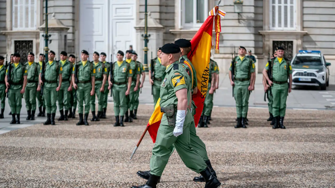 Archivo - Varios militares desfilan durante la Jura de Bandera del personal civil, en la plaza de Oriente, a 18 de marzo de 2023, en Madrid (Espa&ntilde;a). La jura de Bandera para la poblaci&oacute;n civil es un acto militar solemne, democr&aacute;tico y p&uacute;blico cuyo objetiv