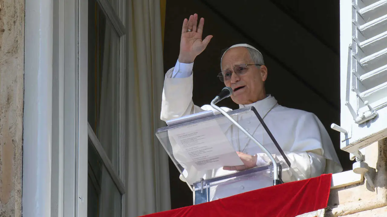 Archivo - El Papa Le&oacute;n durante la celebraci&oacute;n del &Aacute;ngelus en la plaza de San Pedro (Vaticano) a 15 de febrero de 2026.