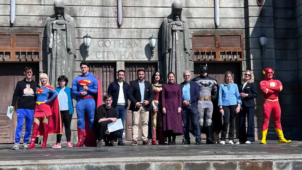 D&iacute;a Mundial de Concienciaci&oacute;n sobre el Autismo en el Parque Warner con la participaci&oacute;n de la consejera de Familia, Juventud y Asuntos Sociales de la Comunidad de Madrid, Ana D&aacute;vila.