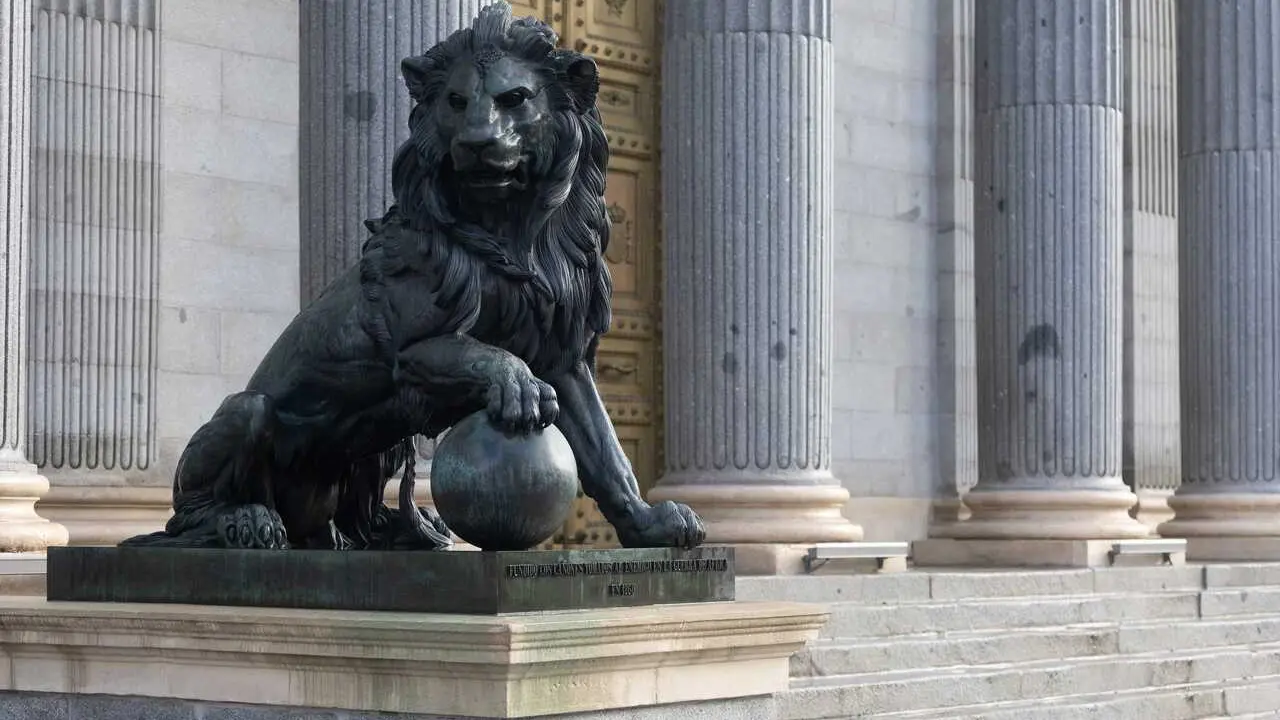 Archivo - Uno de los leones que flanquean el Palacio del Congreso.