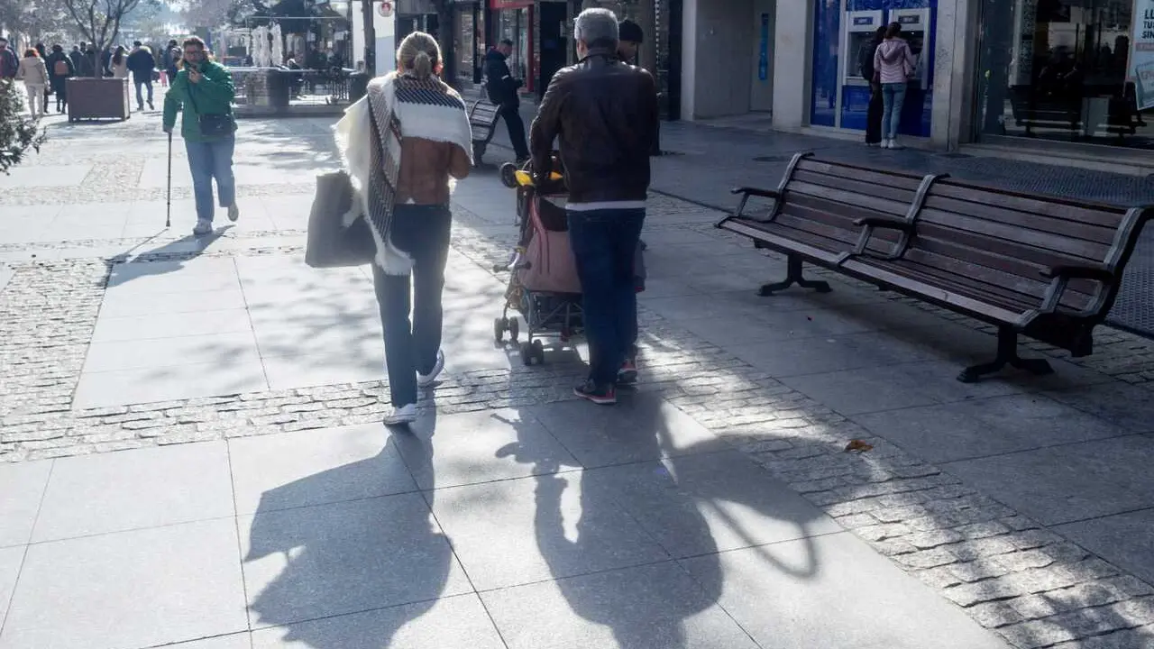 Archivo - Una pareja lleva un carrito de beb&eacute;.