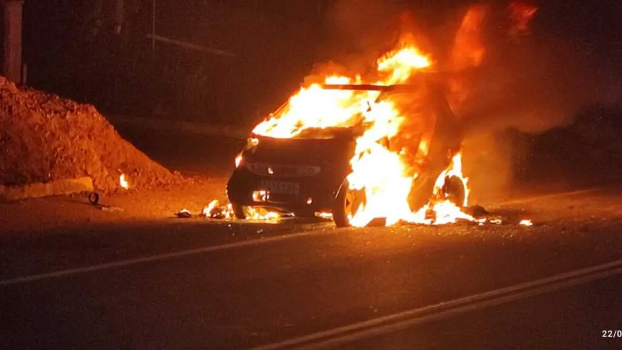 Veh&iacute;culo ardiendo en Sanxenxo (Pontevedra).