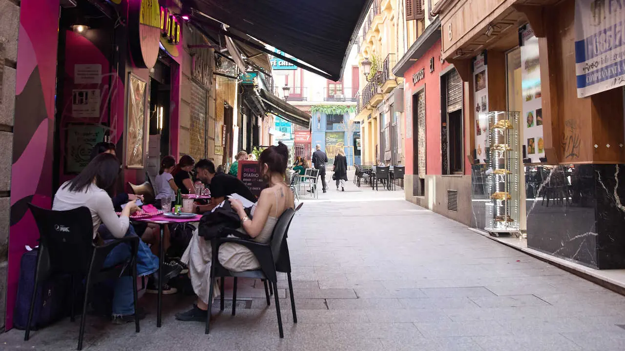 Archivo - Ambiente en una terraza de un bar, 