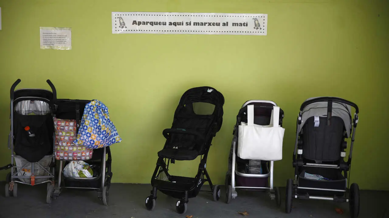 Archivo - Varios carritos de beb&eacute; en una guarder&iacute;a.