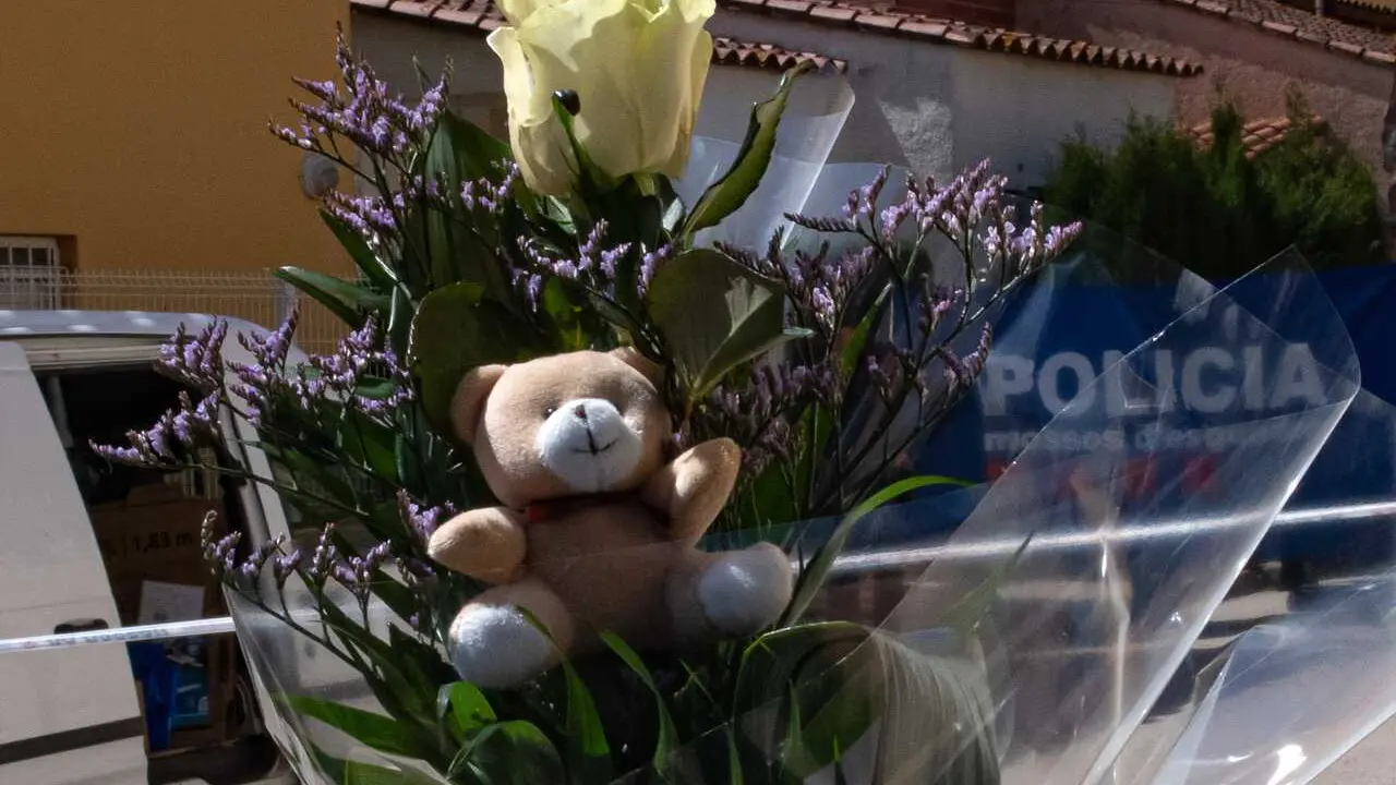 Archivo - Una persona lleva un ramo de flores a 3 de abril de 2024, en Bellcaire d'Empord&agrave;, Girona, Catalunya, (Espa&ntilde;a). 