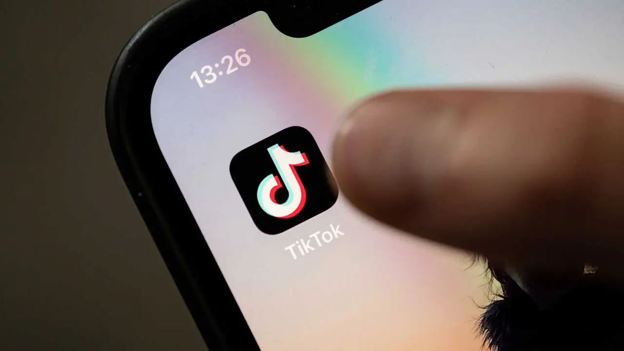 Archivo - Un adolescente abre TikTok en su tel&eacute;fono.
