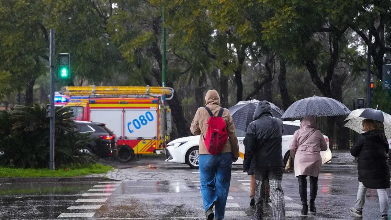 Archivo - Peatones se protegen de la lluvia bajo sus paraguas, durante el paso de la borrasca Joseph. A 27 de enero del 2026 en Sevilla (Andaluc&iacute;a, Espa&ntilde;a). El consejero de Sanidad, Presidencia y Emergencias de la Junta de Andaluc&iacute;a, Antonio Sanz, ha insi