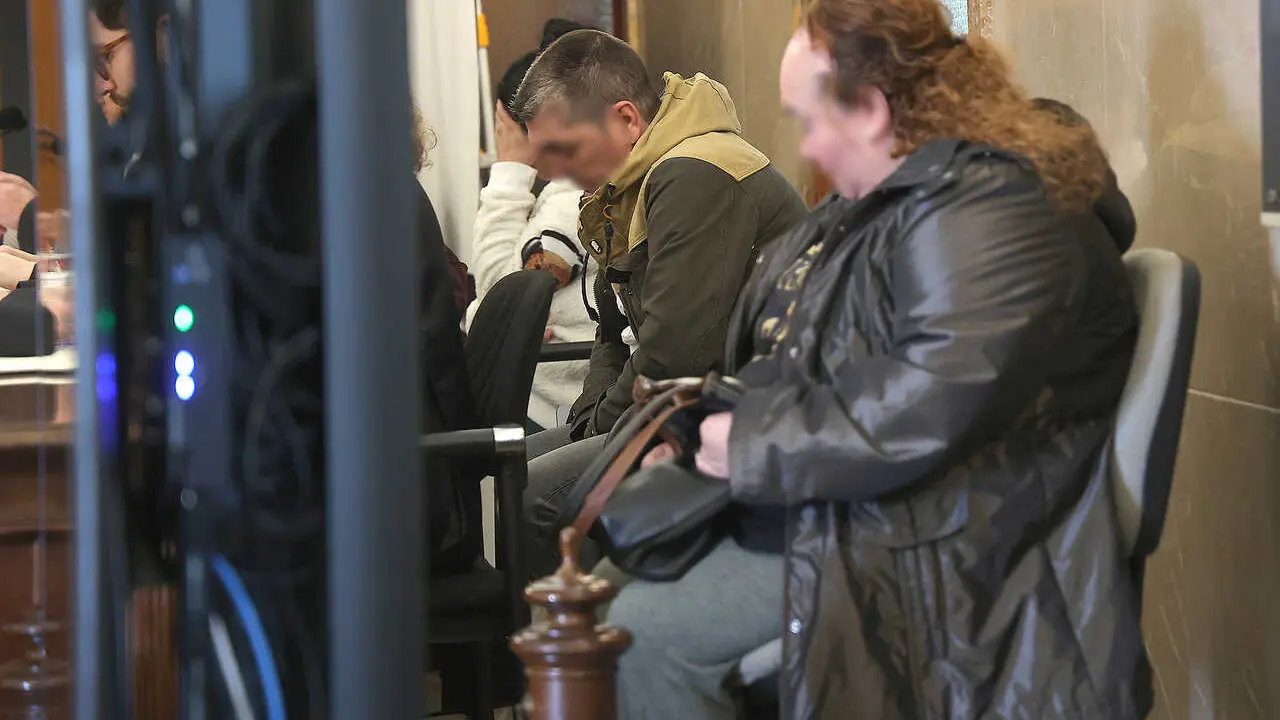 Los acusados por la muerta del beb&eacute; y sus abogados, al comienzo del juicio en la Audiencia Provincial de Baleares, a 13 de marzo de 2026, en Palma de Mallorca, Mallorca, Islas Baleares (Espa&ntilde;a).