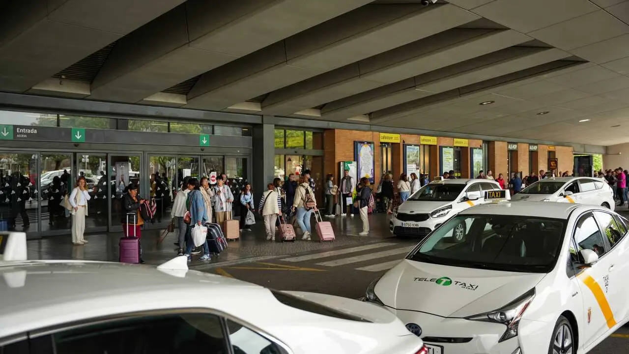 Archivo - Taxistas en la Estaci&oacute;n de trenes de Santa Justa