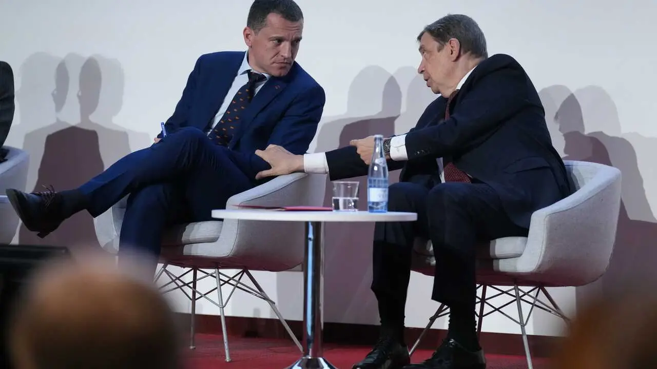 El conseller de Agricultura, Ganader&iacute;a, Pesca y Alimentaci&oacute;n de la Generalitat, &Ograve;scar Ordeig, y el ministro de Agricultura, Pesca y Alimentaci&oacute;n, Luis Planas, durante la inauguraci&oacute;n de la  II Cumbre Agroalimentaria 'Sistemas alimentarios global.es&rsquo;.