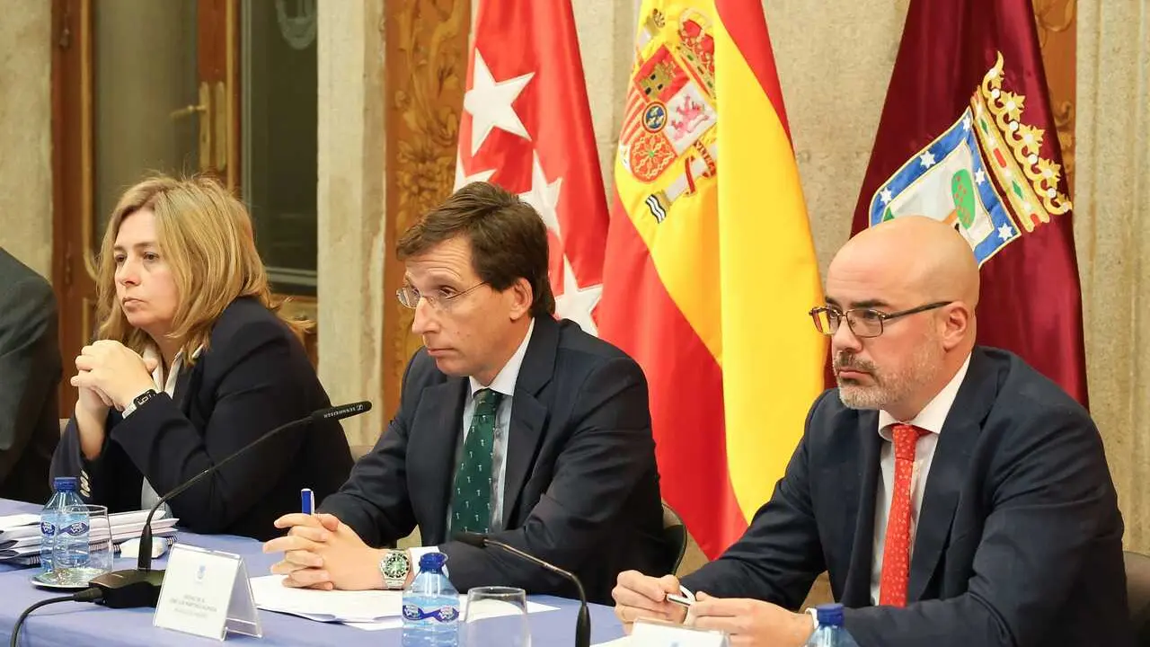 Archivo - (I-D) La vicealcaldesa de Madrid, Inmaculada Sanz; el alcalde de Madrid, Jos&eacute; Luis Mart&iacute;nez-Almeida, y el delegado del Gobierno en la Comunidad de Madrid, Francisco Mart&iacute;n, durante un Consejo y la Junta Local de Seguridad de Madrid.