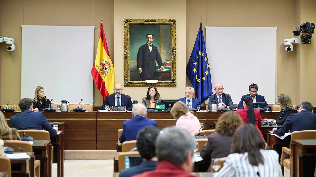 El presidente de la entidad p&uacute;blica empresarial Administrador de Infraestructuras Ferroviarias (Adif), Luis Pedro Marco de la Pe&ntilde;a (2i), comparece ante la Comisi&oacute;n de Transportes y Movilidad Sostenible, en el Congreso de los Diputados