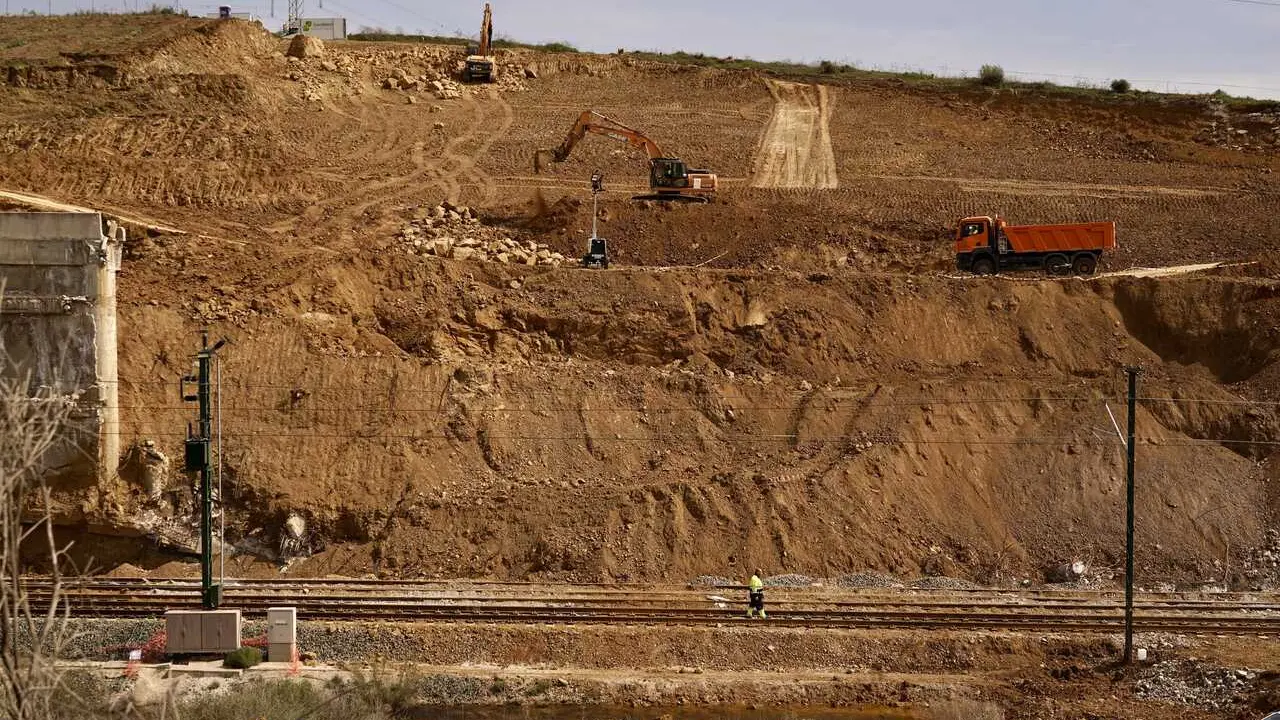 Imagen de las obras de emergencias sobre el talud que se vio gravemente afectado por el pasado temporal a su paso por &Aacute;lora (M&aacute;laga) a fecha del 19 de marzo.