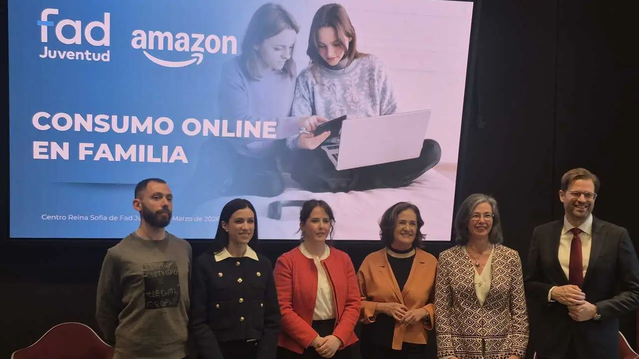 Casi todas las familias espa&ntilde;olas supervisan las compras 'online' de sus hijos adolescentes, seg&uacute;n Fad Juventud y Amazon.