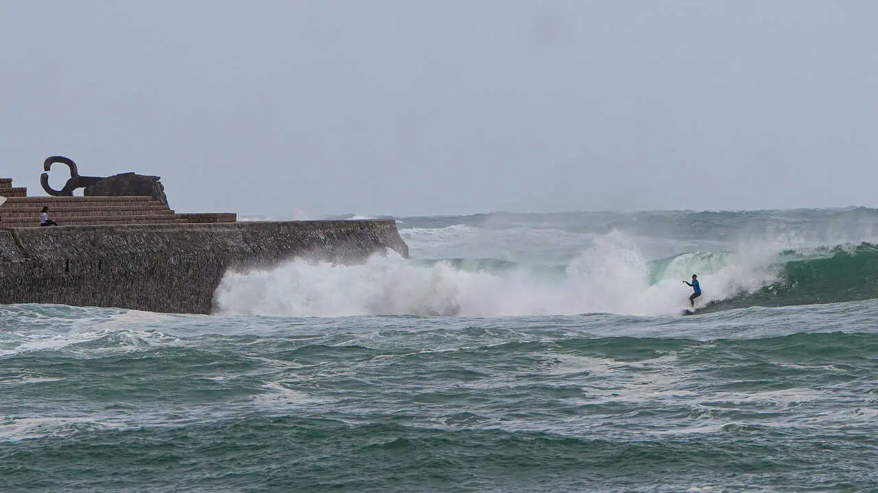 Archivo - Una persona hace surf, en la playa de Ondarreta, a 31 de enero de 2026, en San Sebasti&aacute;n, Guip&uacute;zcoa, Pa&iacute;s Vasco (Espa&ntilde;a). 