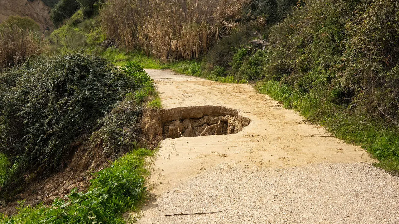 Imagen de la zona recreativa del r&iacute;o Corbones y del camino Arroyo Mujeres, afectadas seriamente por el temporal de hace dos semanas.  A 25 de febrero del 2026 en Villanueva de San Juan (Sevilla, Espa&ntilde;a). 