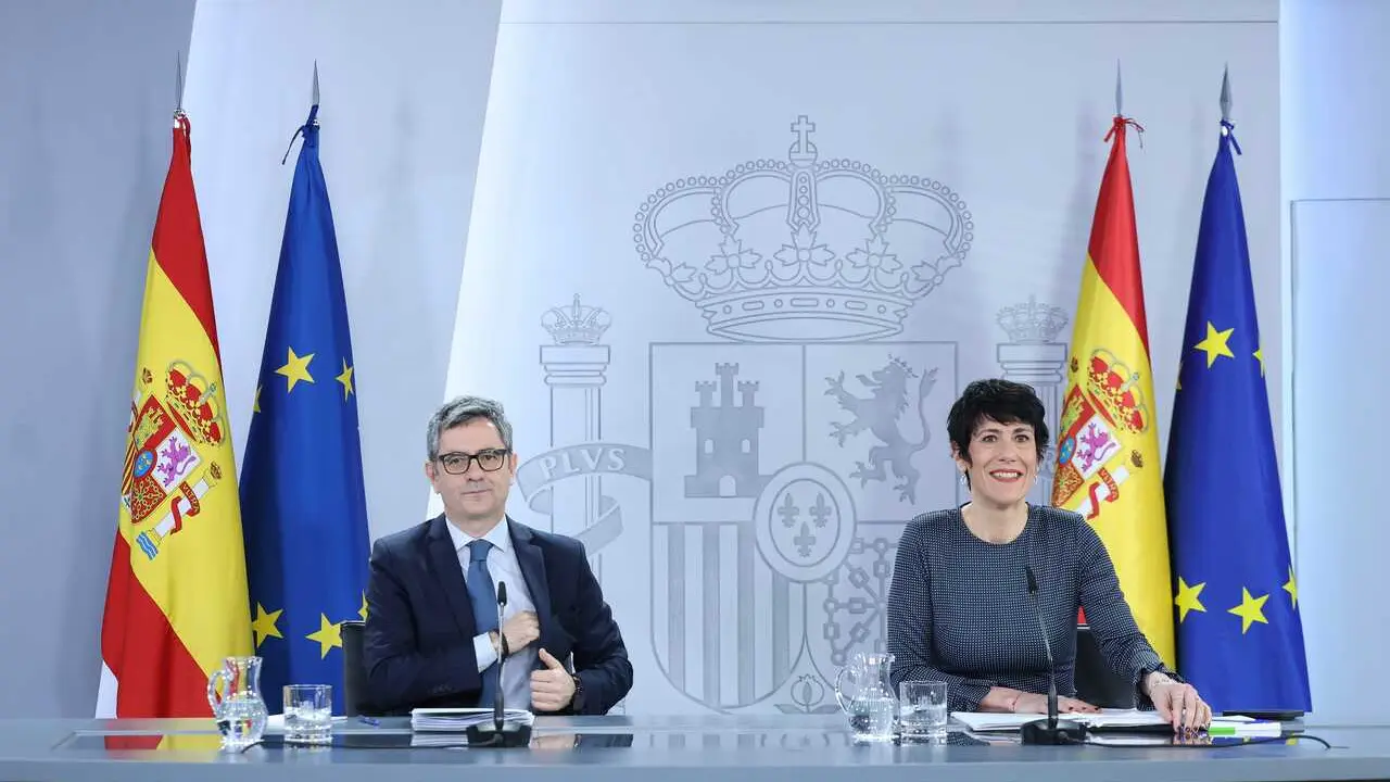 Archivo - El ministro de la Presidencia, Justicia y Relaciones con las Cortes, F&eacute;lix Bola&ntilde;os, y la ministra de Seguridad Social, Inclusi&oacute;n y Migraciones, y Portavoz del Gobierno, Elma Saiz, durante una rueda de prensa tras el Consejo de Ministros, a 13 de