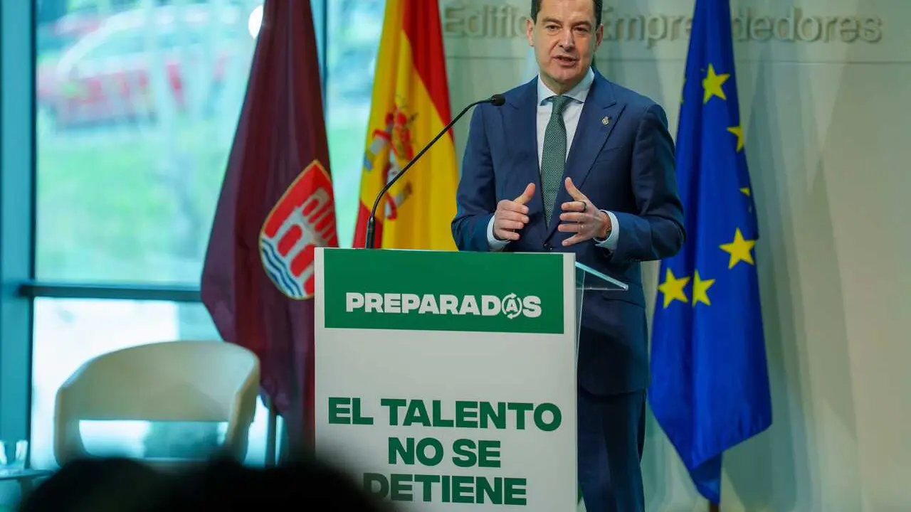 El presidente de la Junta de Andaluc&iacute;a, Juanma Moreno interviene en la clausura de la I Jornada del Programa Preparadas que se celebra en Arcos de la Frontera (C&aacute;diz). (Foto de archivo). 