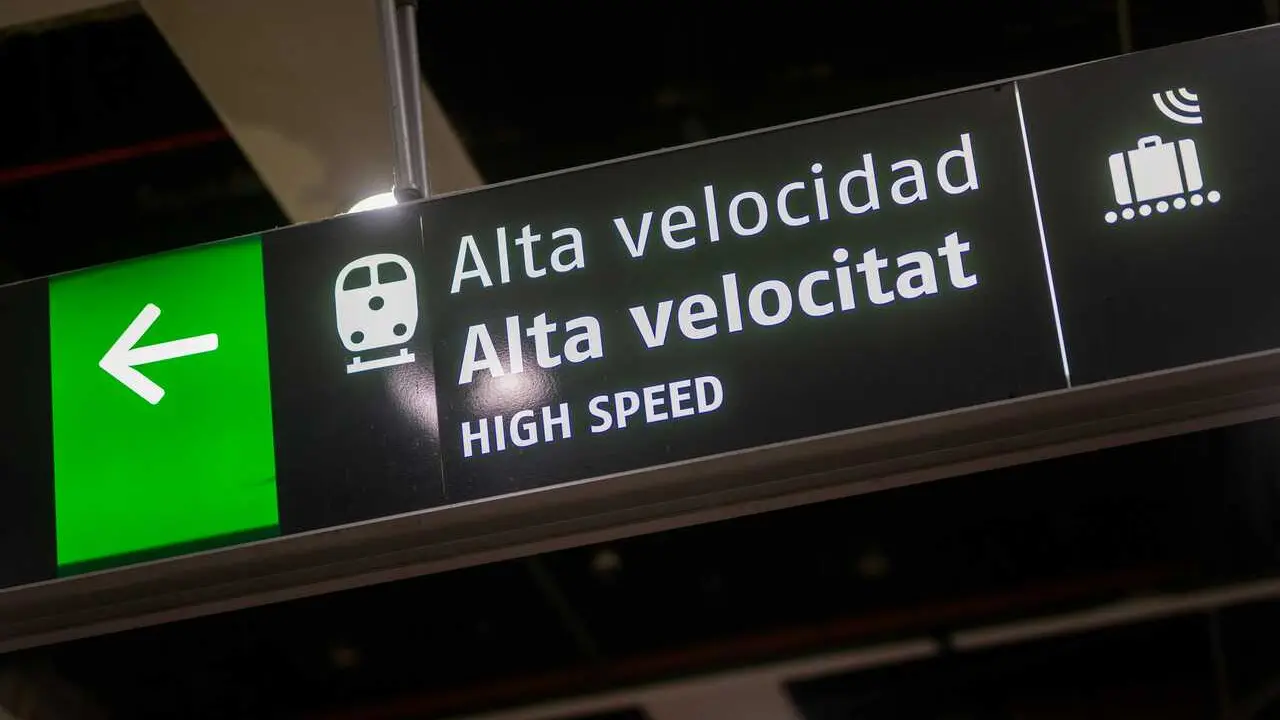 Archivo - Un cartel indica la direcci&oacute;n de los trenes de alta velocidad en la estaci&oacute;n de Barcelona-Sants, a 9 de marzo de 2025
